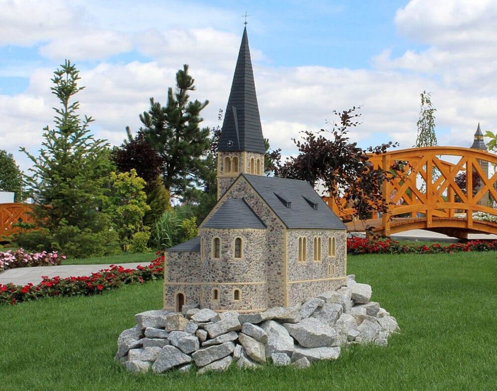 Idealnie odwzorowana makieta przedstawiająca Kościół Św.Anny w Zieleńcu, znajdująca się w parku miniatur Minieuroland w Kłodzku