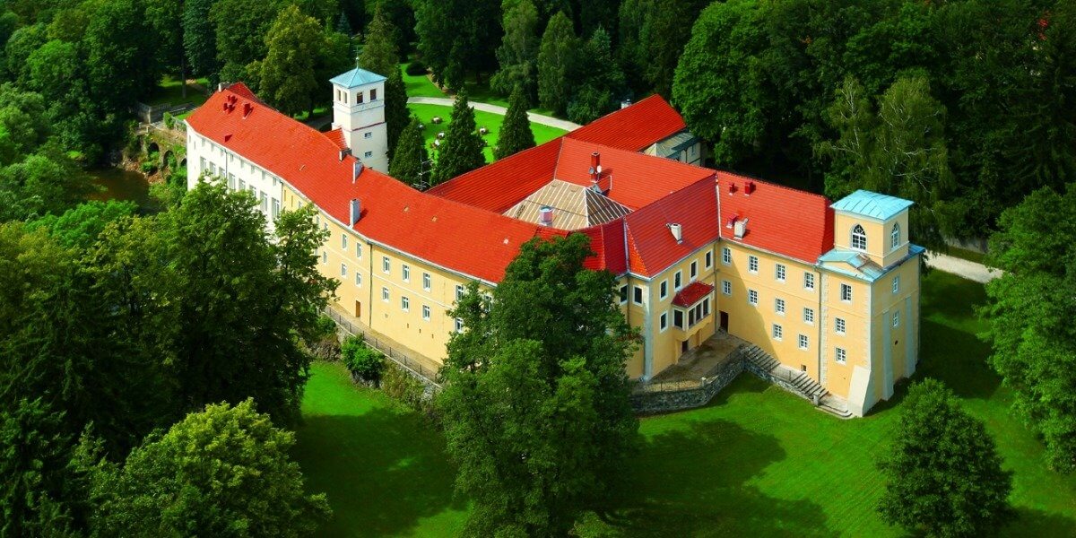 hotel zamek na skale piękny